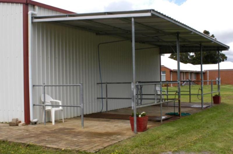2 Wash bays off side of stable fully steel fenced with gate and swing arms