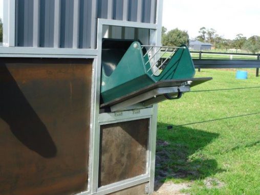 Pull down feed door, hay and hard feed with spring safety lock. acces from lane-way