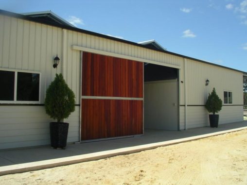 Sheok sliding door to side of stable
